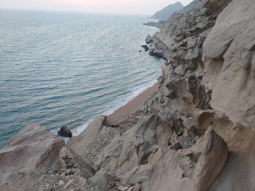 عکس منطقه تفریحی ساحل صخره‌ای مقام