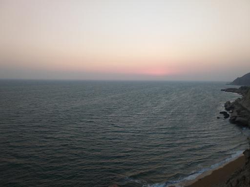 عکس منطقه تفریحی ساحل صخره‌ای مقام