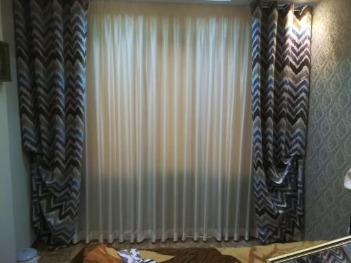 عکس گالری پرده و کاغذ دیواری هوشیار