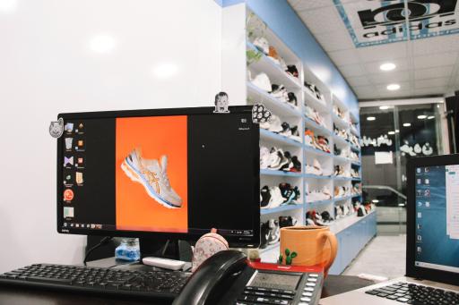 عکس فروشگاه کفش و کتونی جردن 