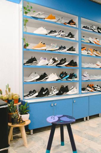 عکس فروشگاه کفش و کتونی جردن 