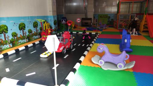 عکس خانه بازی و بازی درمانی بچه‌های آسمان