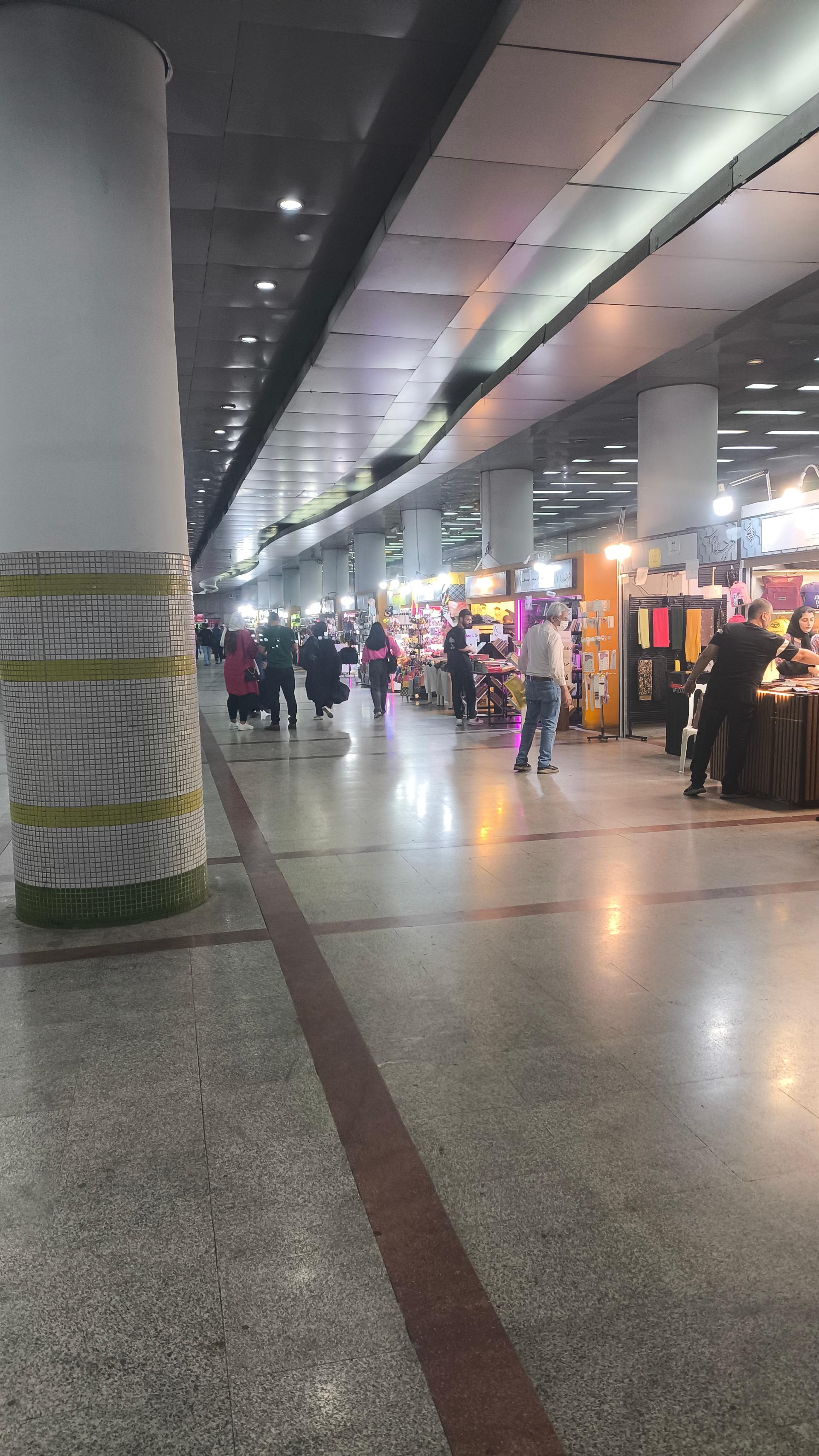 عکس بازارچه مترو زیر زمین