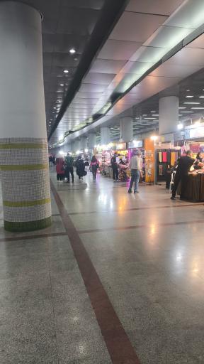 عکس بازارچه مترو زیر زمین