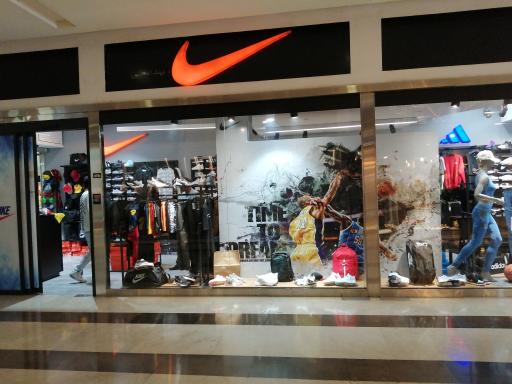 عکس فروشگاه نایک