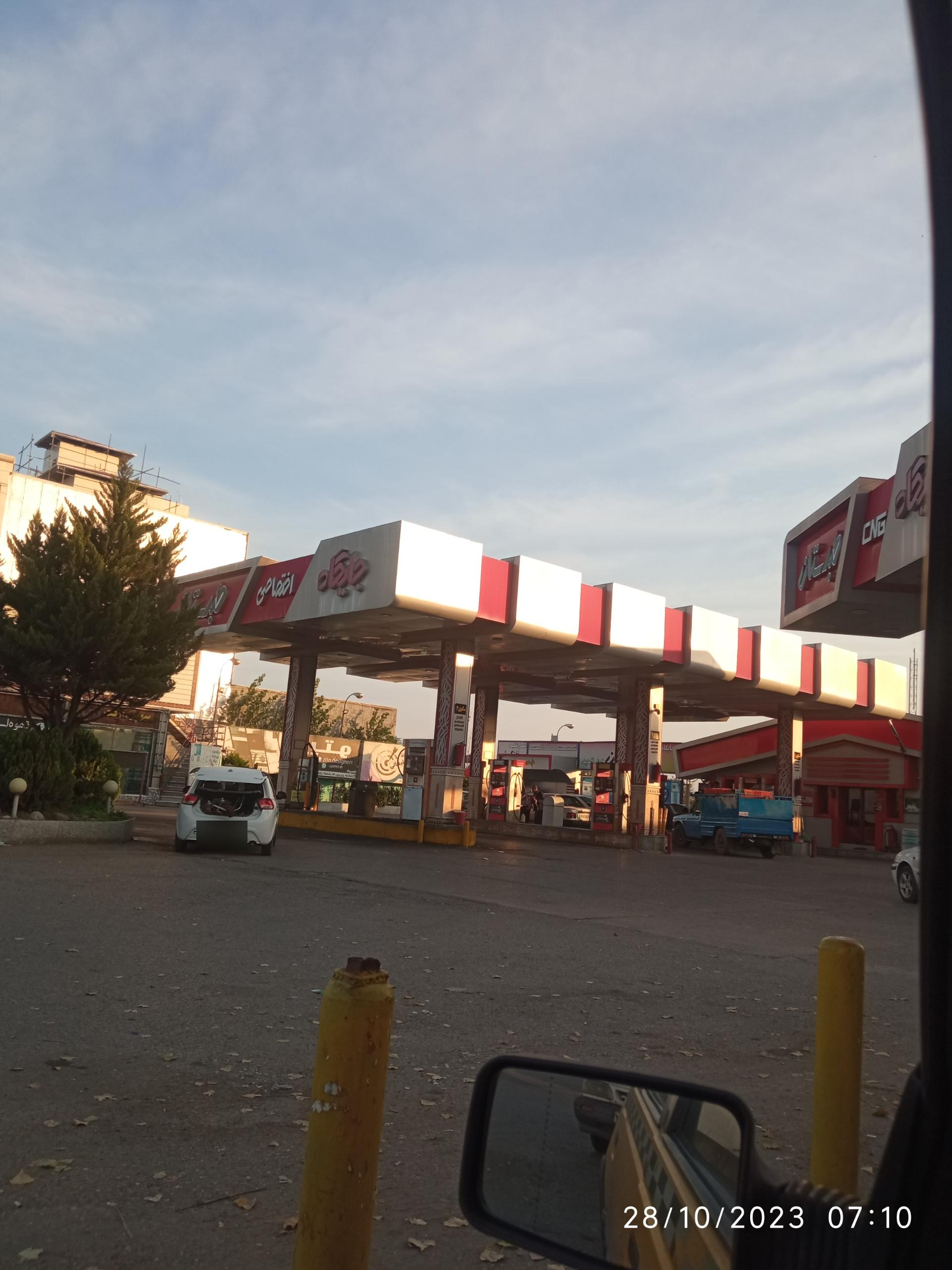 عکس پمپ بنزین جاده نظامی