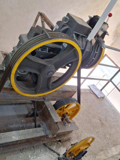 عکس آسانسور اوج روژان رایان شرق