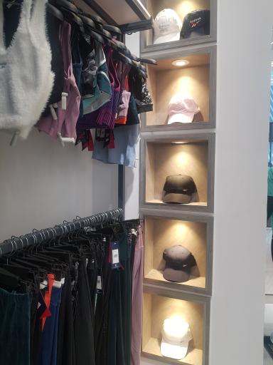 عکس Reebok (نمایندگی ریباک کیش)