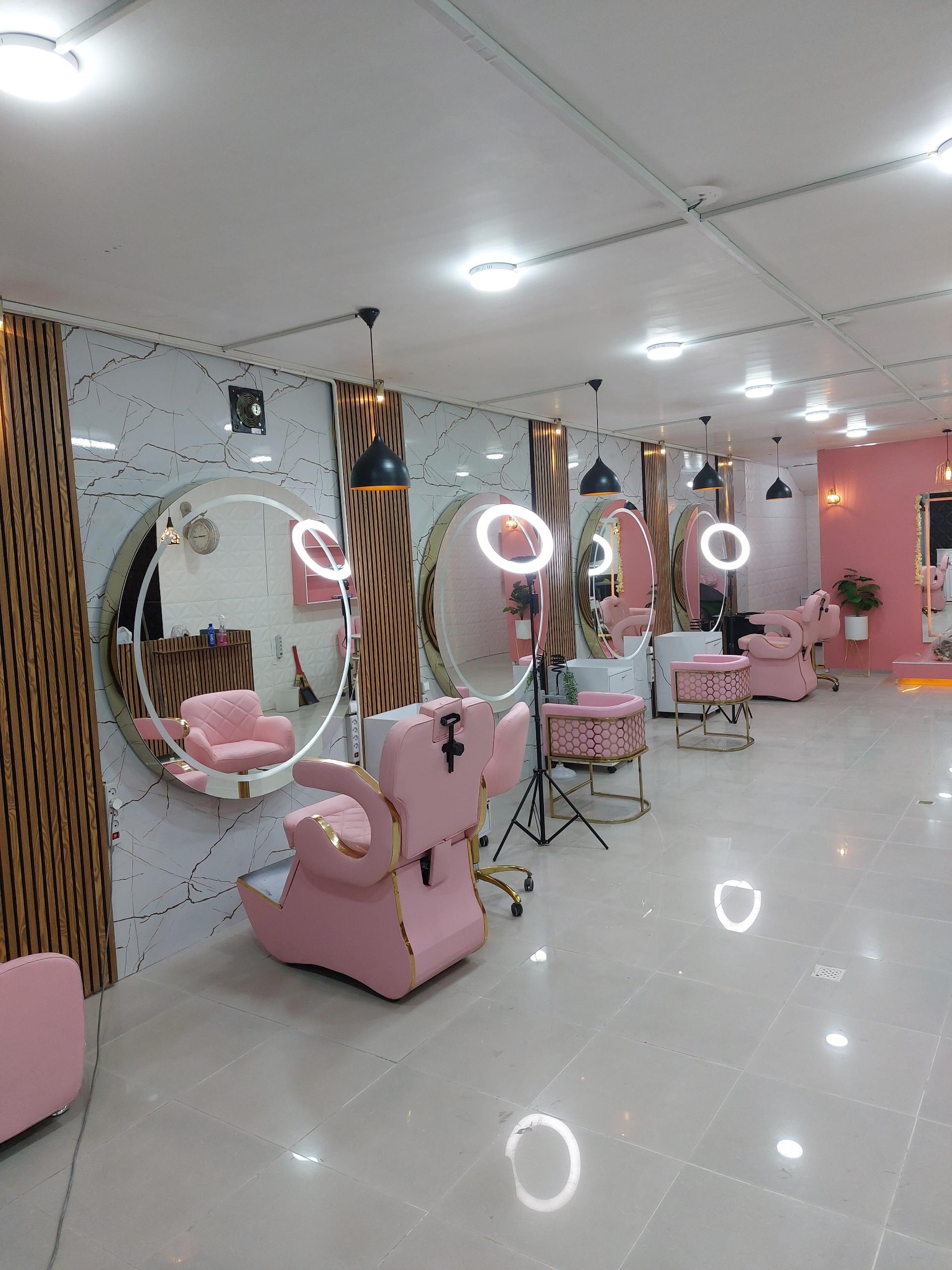 عکس سالن زیبایی دختر بلوند