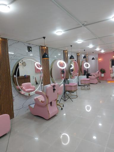 عکس سالن زیبایی دختر بلوند