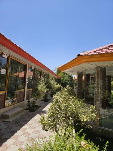 عکس باغ رستوران فانوس گلپایگان