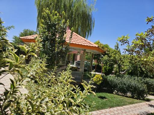 عکس باغ رستوران فانوس گلپایگان