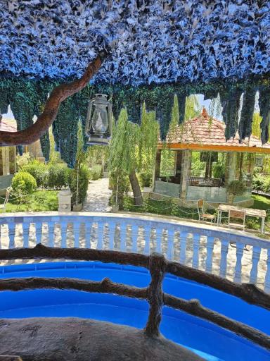 عکس باغ رستوران فانوس گلپایگان