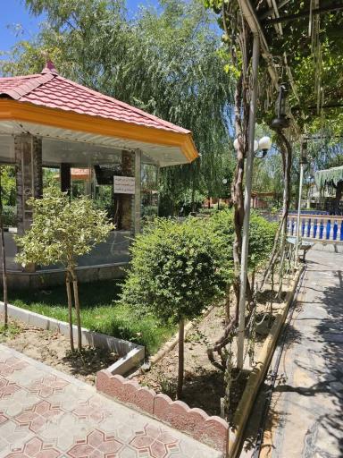 عکس باغ رستوران فانوس گلپایگان