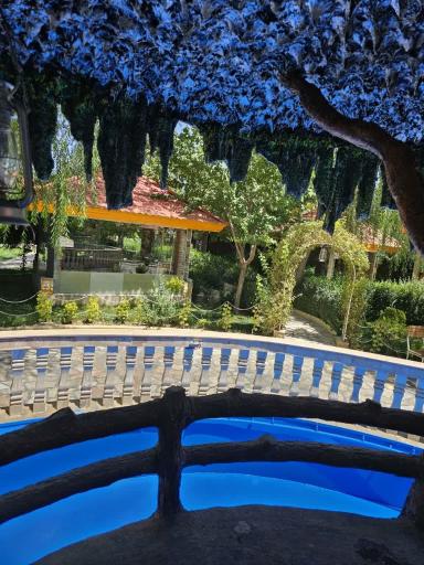 عکس باغ رستوران فانوس گلپایگان