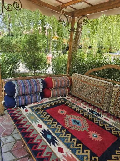 عکس باغ رستوران فانوس گلپایگان