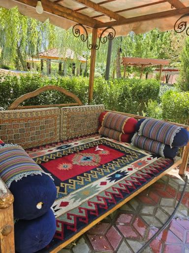 عکس باغ رستوران فانوس گلپایگان