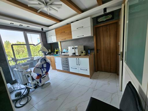 عکس مرکز ایمپلنت و دندانپزشکی زیبایی دکتر مهرداد افتحی