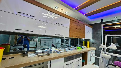 عکس مرکز ایمپلنت و دندانپزشکی زیبایی دکتر مهرداد افتحی