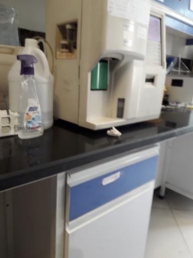 عکس آزمایشگاه شهرداری منطقه یک