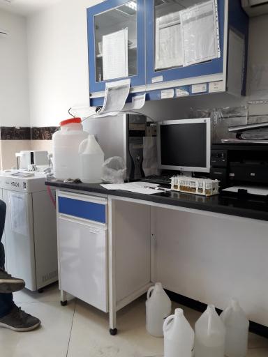 عکس آزمایشگاه شهرداری منطقه یک