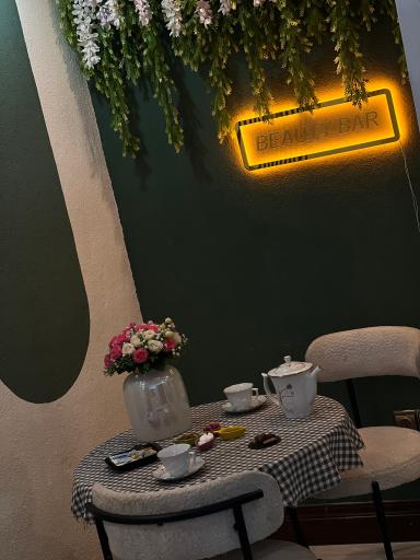 عکس سالن زیبایی ماه نشان