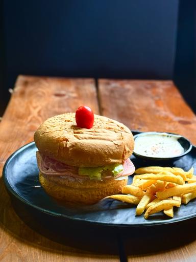 عکس کافه تراس بلوط