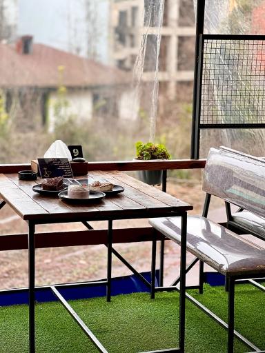 عکس کافه تراس بلوط