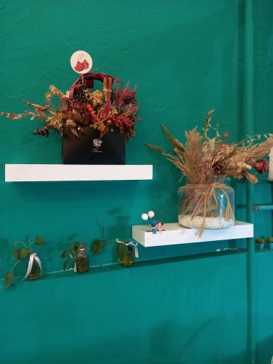 عکس کافه قنادی صورتی