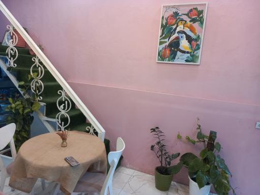 عکس کافه قنادی صورتی