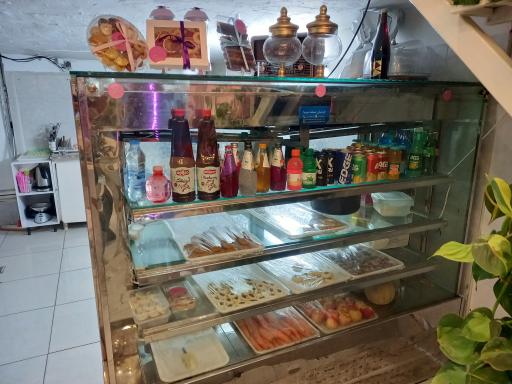 عکس کافه قنادی صورتی