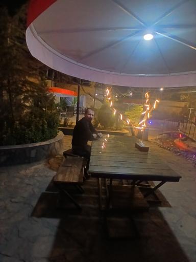 عکس رستوران آلاچیق رنگی