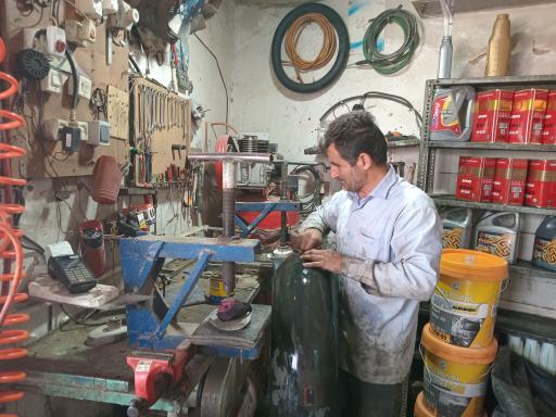 عکس تعویض روغن و پنچری گیری عادل بختیاری