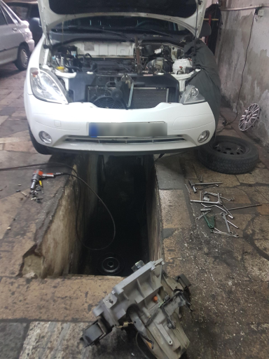 عکس تعمیرگاه رنو و پی کی انصاف