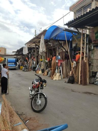 عکس ورودی بازار کهنه در میدان