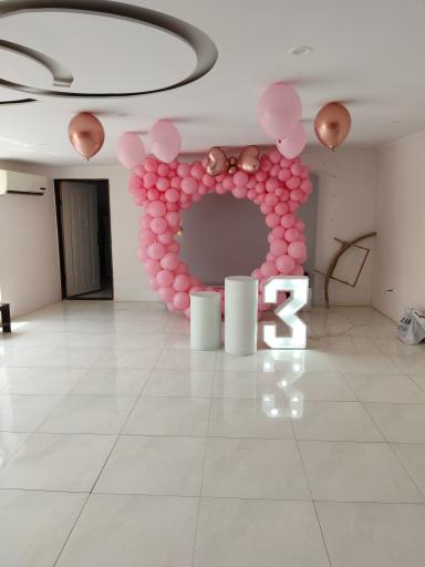 عکس پخش ظروف یکبار مصرف و تم تولد صانع