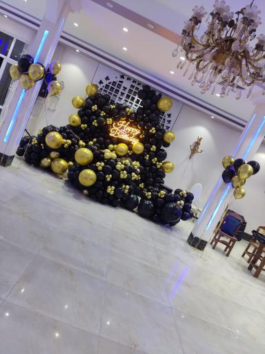 عکس پخش ظروف یکبار مصرف و تم تولد صانع