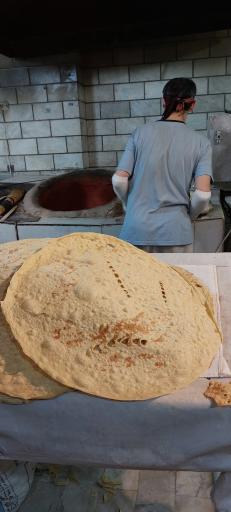 عکس نانوایی سبوسدار و جو تنور طلایی