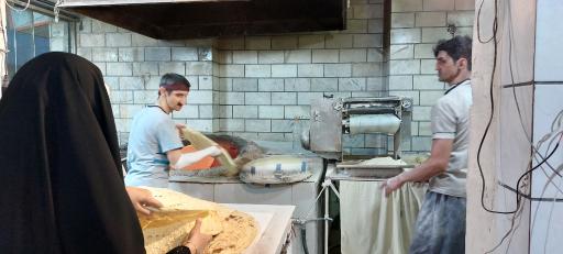 عکس نانوایی سبوسدار و جو تنور طلایی