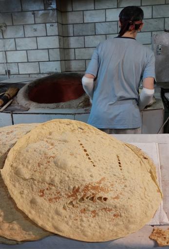 عکس نانوایی سبوسدار و جو تنور طلایی