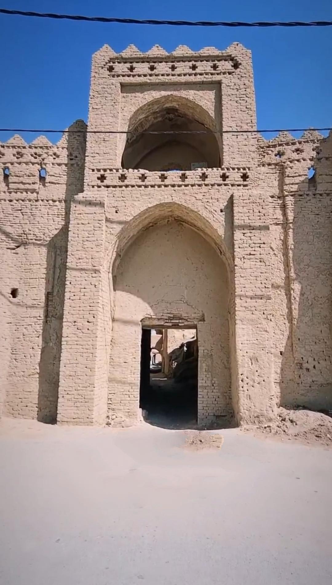 عکس قلعه تاریخی عزآباد رستاق