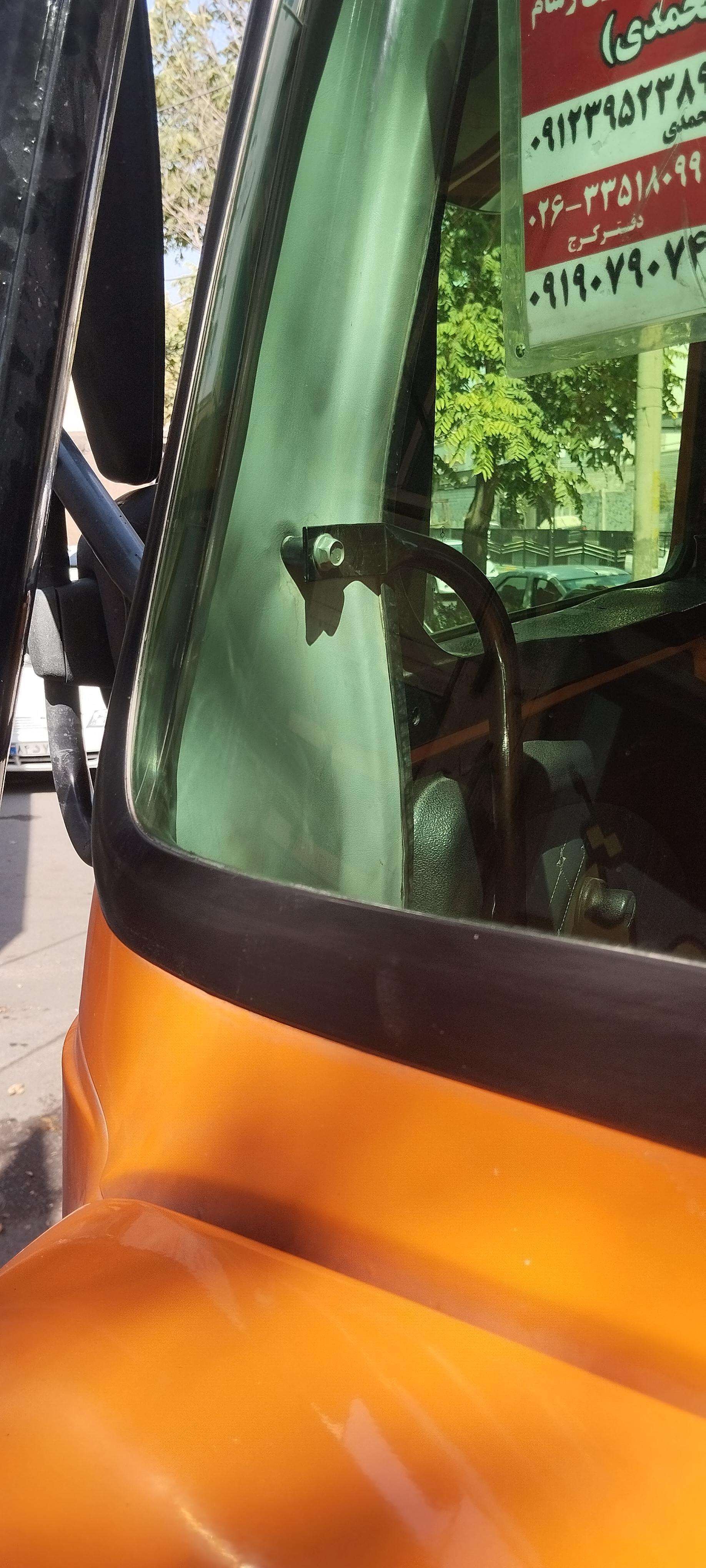 عکس شیشه اتومبیل فرهاد