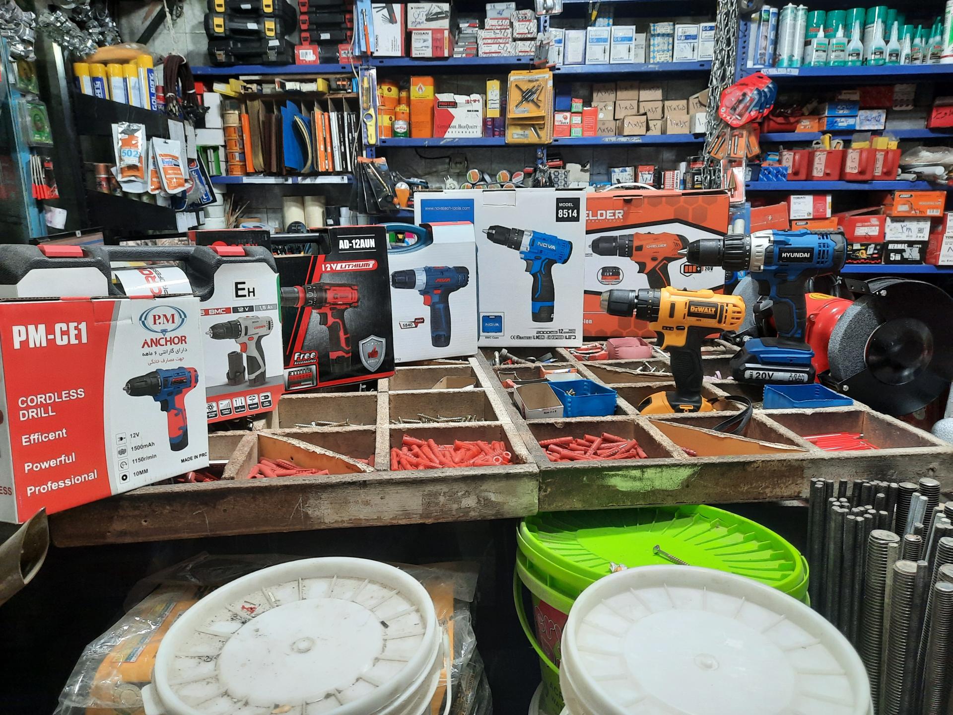 عکس رنگ و ابزار افشار