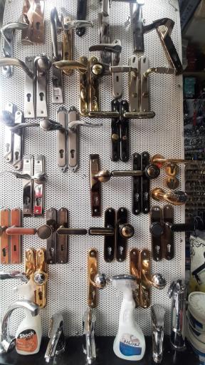 عکس فروشگاه رنگ ابزار،شیرآلات وکلیدسازی شبستری