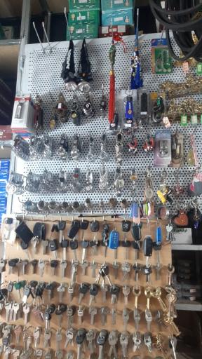 عکس فروشگاه رنگ ابزار،شیرآلات وکلیدسازی شبستری