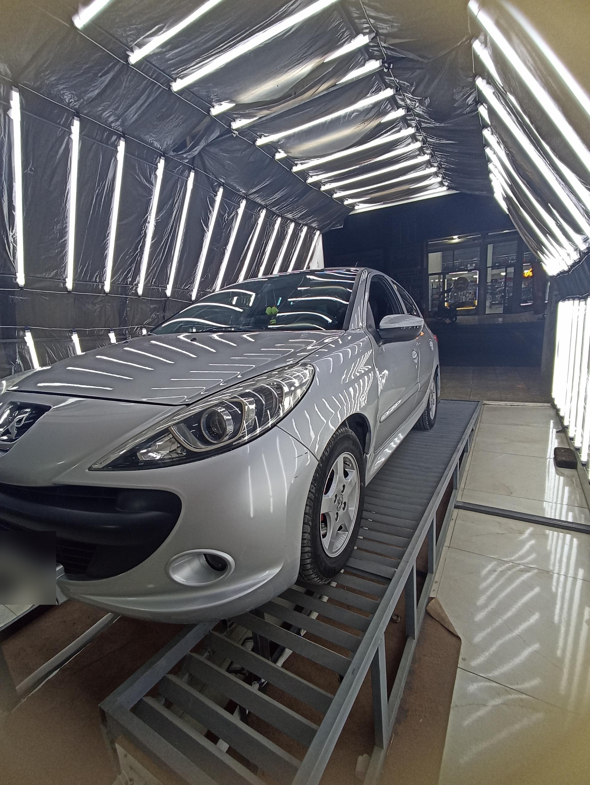 عکس تشخیص رنگ و کارشناسی خودرو سیاوش 