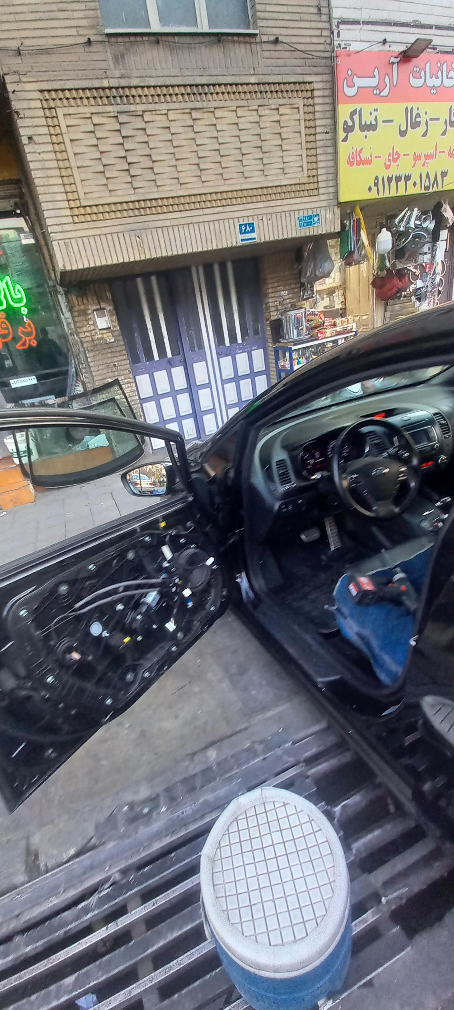 عکس شیشه اتومبیل علاءالدینی