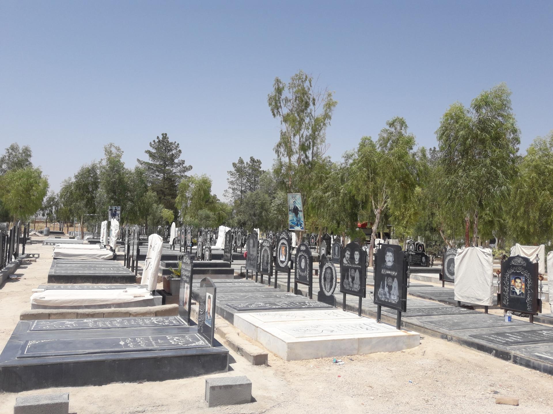 عکس قبرستان عمومی و گلزار شهدای شهید آباد