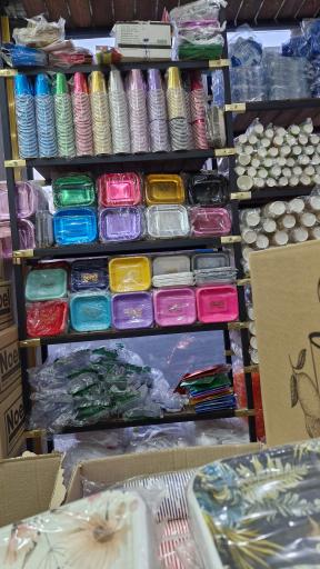 عکس پخش ظروف یکبار مصرف و‌ تم‌ تولد