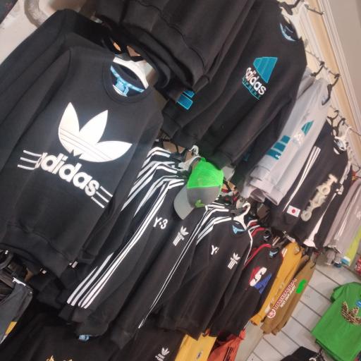 عکس فروشگاه لباس آدیداس